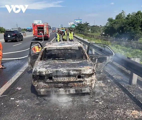 Cháy Xe Ô Tô Trên Đường Cao Tốc