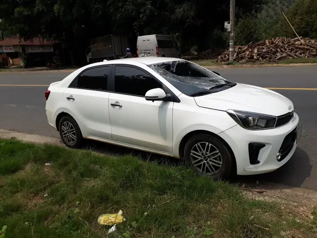 Đập Vỡ Kính Xe Ô Tô