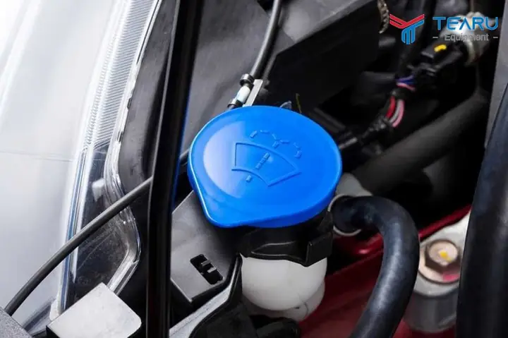Đổ Nước Rửa Kính Xe Ô Tô