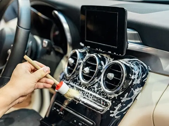 Dọn Vệ Sinh Xe Ô Tô