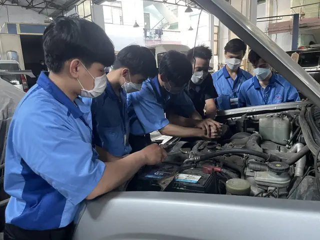Học Nghề Sửa Xe Ô Tô