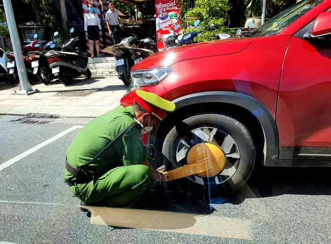 Khóa Bánh Xe Ô Tô Vi Phạm