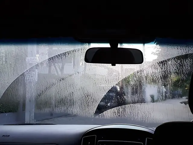 Kính Xe Ô Tô Bị Mờ