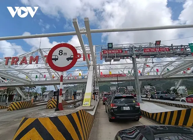 Một Xe Ô Tô Chạy Trên Đường Cứ Cách 8m