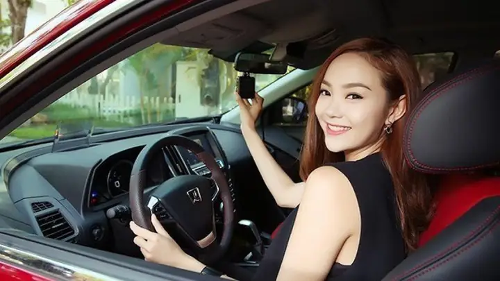 Phụ Nữ Lái Xe Ô Tô