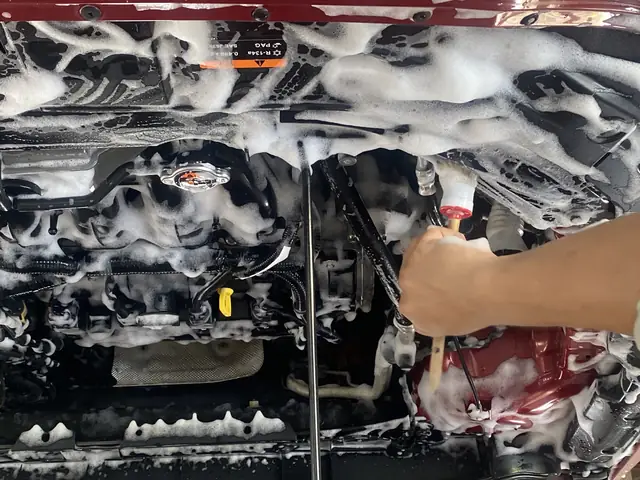 Rửa Xe Ô Tô Bằng Nước Rửa Bát