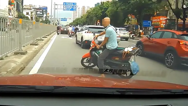 Xe Máy Tạt Đầu Ô Tô