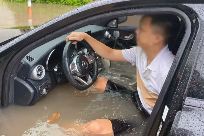 Xe Ô Tô Bị Ngập Nước Chết Máy