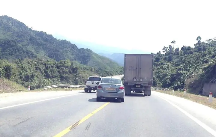 Xe Ô Tô Lấn Làn Phạt Bao Nhiêu