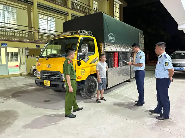 Đoàn Xe Ô Tô Vận Chuyển 145 Tấn Hàng