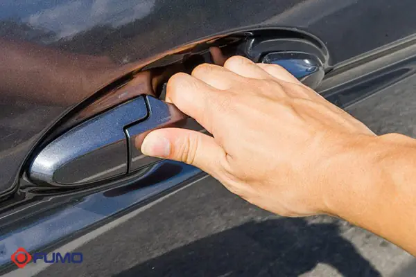 Cách Mở Cửa Xe Ô Tô Từ Bên Ngoài