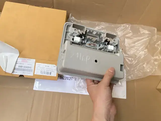 Hộp Cất Kính Trên Xe Ô Tô
