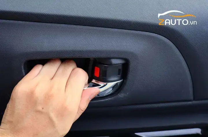 Không Mở Được Cửa Xe Ô Tô Từ Bên Ngoài
