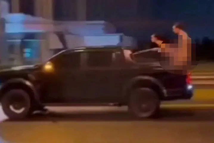 Làm Chuyện Đó Trên Xe Ô Tô