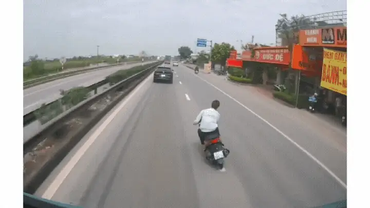 Lạng Lách Trước Đầu Xe Ô Tô