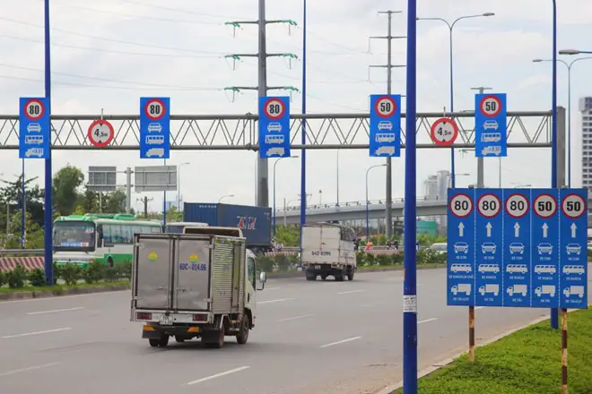 Lỗi Ô Tô Con Đi Vào Làn Xe Tải