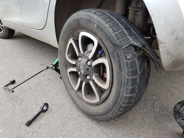 Lốp Xe Ô Tô Bị Chém