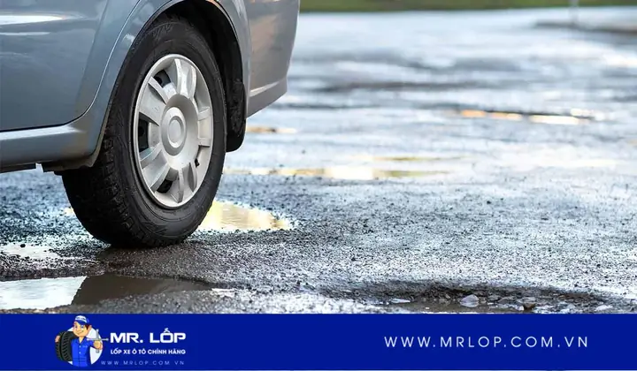 Lốp Xe Ô Tô Bị Dính Nhựa Đường
