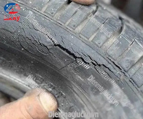 Lốp Xe Ô Tô Bị Nứt