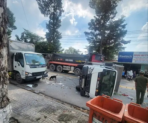 Một Xe Ô Tô Chạy Trên Đường Lát Bê Tông