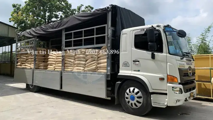 Một Xe Ô Tô Chở 32 Bao Gạo