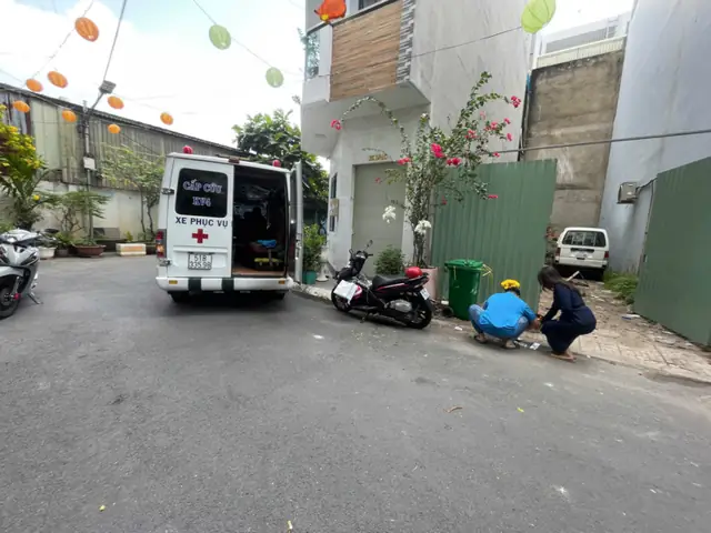 Ném Đât Vào Xe Ô Tô Đang Đậu