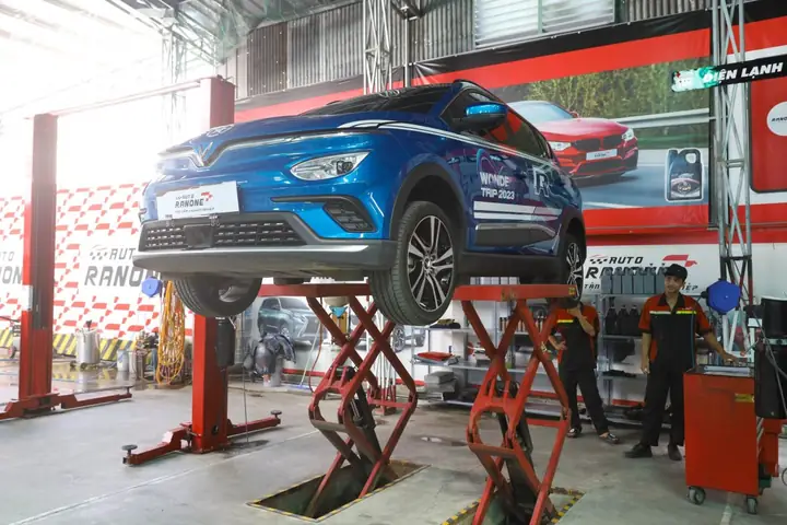 Nên Sữa Xe Ô Tô Trong Hãng
