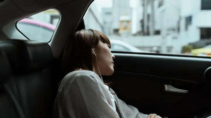 Ngủ Quên Trên Xe Ô Tô