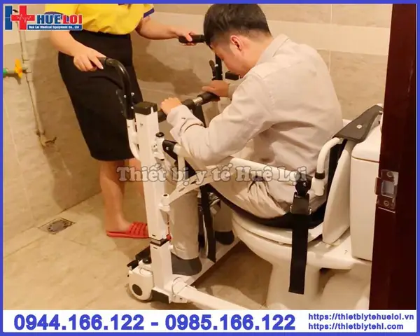 Ngươ I Đi Xe Lăn Lên Ô Tô
