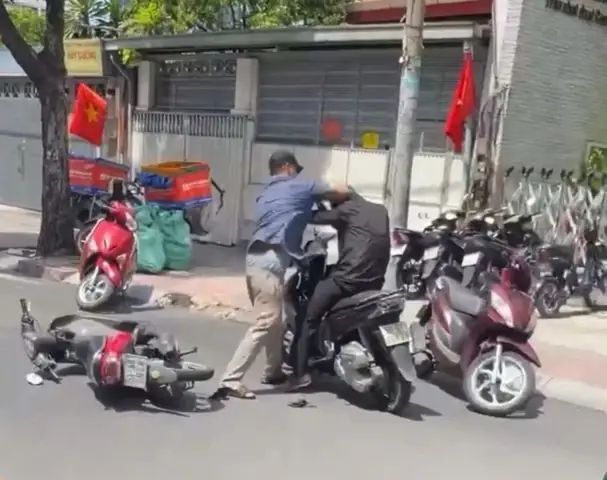 Người Đàn Ông Chạy Xe Attila Đập Kiếng Ô Tô