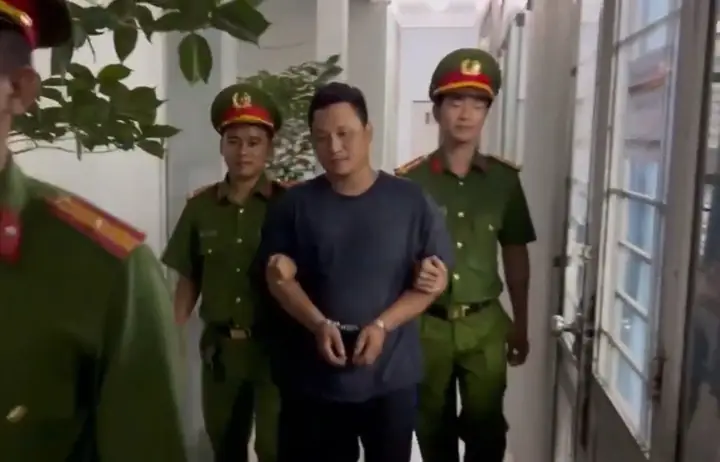 Người Đàn Ông Chạy Xe Đập Kiếng Ô Tô
