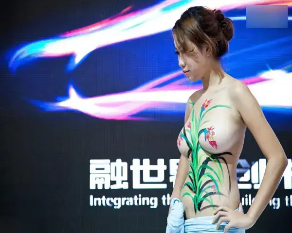 Người Mẫu Nude Tại Triển Lãm Xe Ô Tô