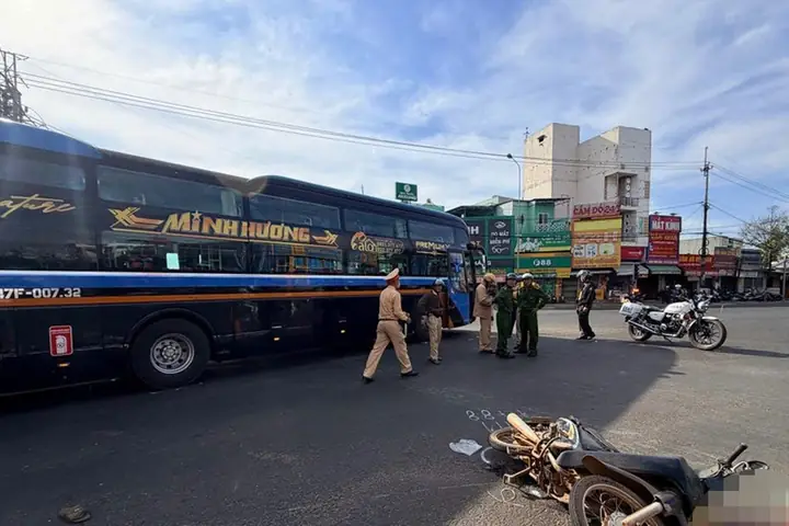 Người Phụ Nữ Với Xe Ô Tô