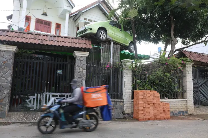 Nhà Ô Tô Cạnh Xe Đạp