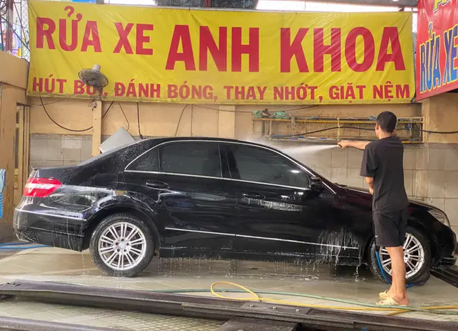 Nhân Viên Tiệm Rửa Xe Ô Tô