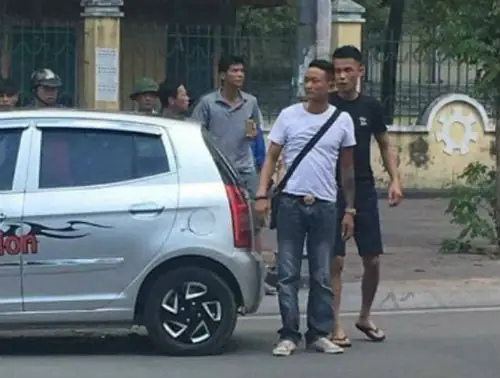Nữ Diển Viên Bên Xe Ô Tô
