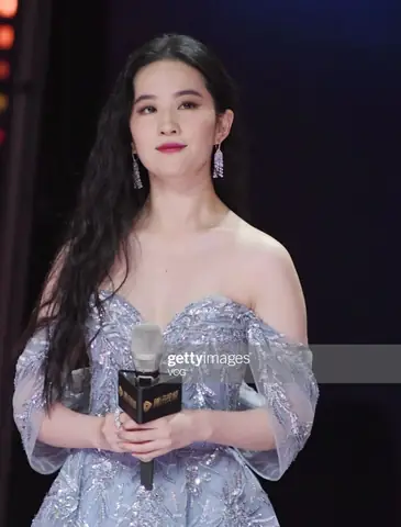 Nữ Diển Viên Đe P Xuô Ng Xe Ô Tô