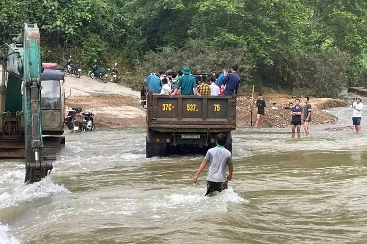 Ô Tô Máy Múc Xe Tải