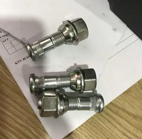Tắc Kê Bánh Xe Ô Tô