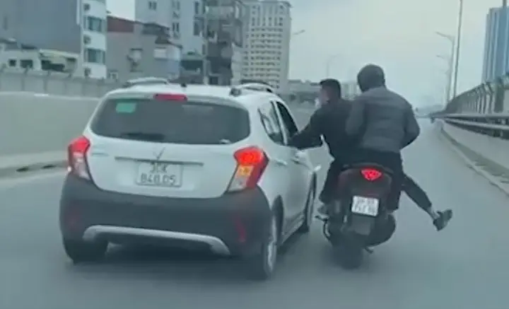 Thanh Nieên Đi Xe Máy Tatj Đầu Ô Tô