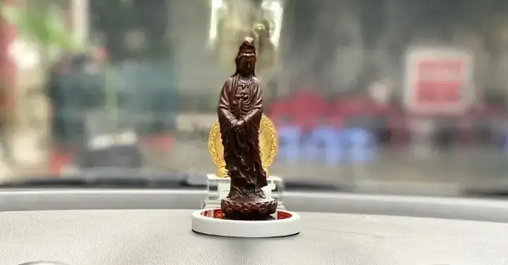 Thỉnh Phật Quan Âm Thờ Trên Xe Ô Tô