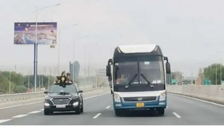 Thò Đầu Ra Khỏi Xe Ô Tô