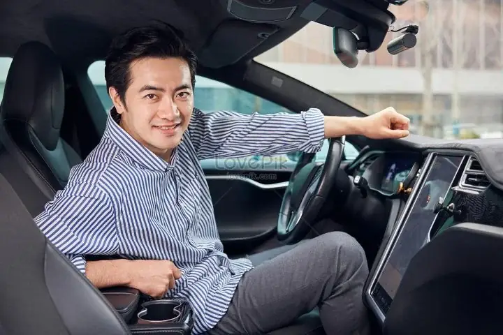Thói Quen Bám Tay Khi Ngồi Xe Ô Tô