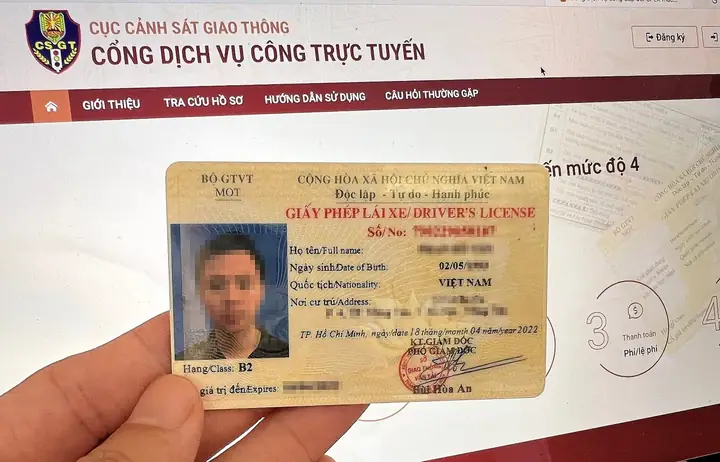 Tin Văn Bằng Cố Thủ Tren Xe Ô Tô