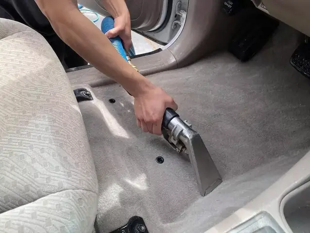 Vệ Sinh Sàn Xe Ô Tô