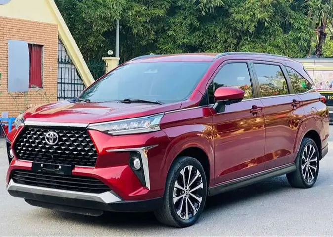 Xe Ô Tô 7 Chỗ Màu Đỏ