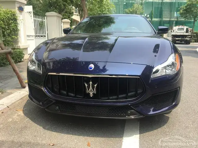 Xe Ô Tô Có Hình Vương Miện