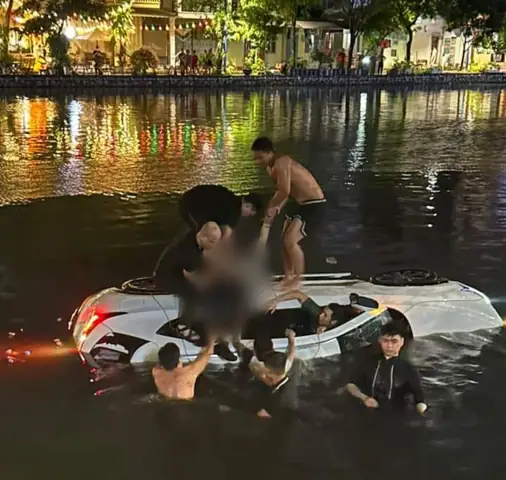 Xe Ô Tô Lao Xuống Sông