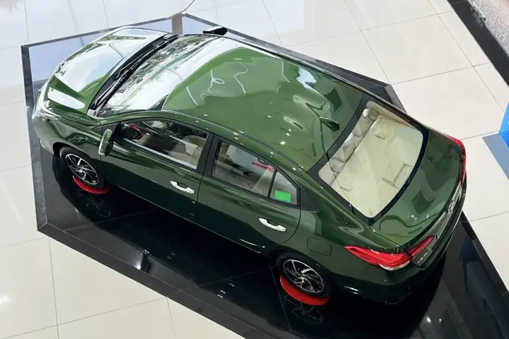 Xe Ô Tô Màu Xanh Ngọc Lục Bảo