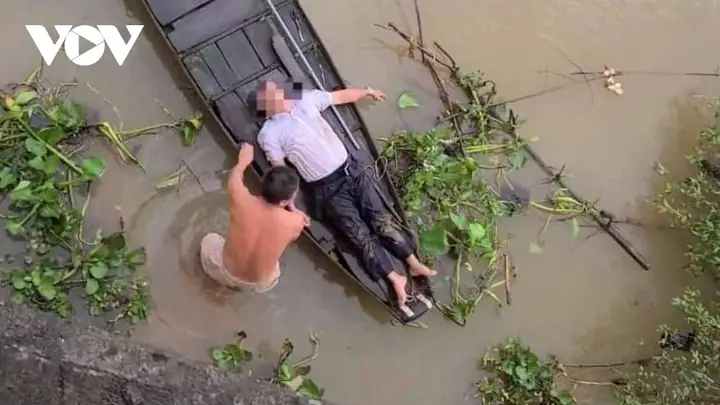 Xe Ô Tô Rơi Xuống Sông